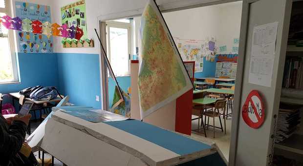 Crolla la parete della scuola nel Napoletano: feriti la maestra incinta e cinque bimbi