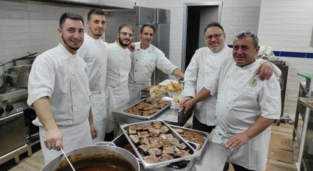 Lo chef del Grand Hotel Quisisana cucina per i poveri della mensa solidale di Castellammare