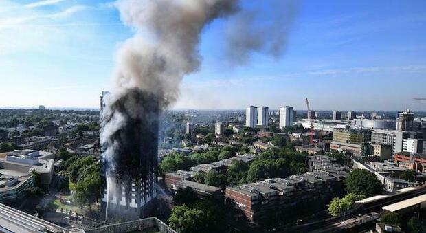 Diagnosticato cancro terminale a 12 vigili del fuoco che hanno combattuto contro il fuoco dell'incendio della Grenfell Tower di Londra