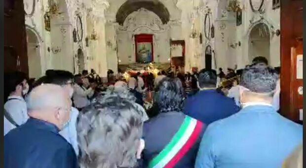 Assembramenti in chiesa a Pagani, parte indagine dei vigili urbani
