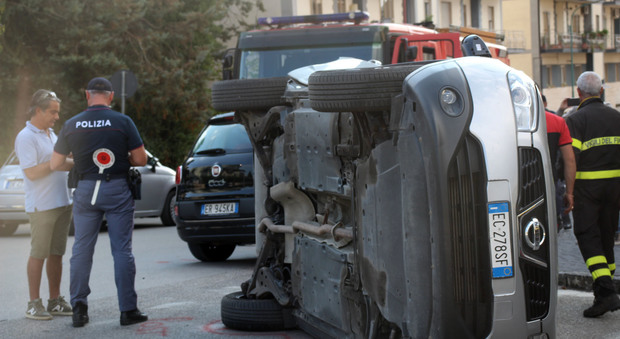 Benevento: auto si ribalta, ferite due donne