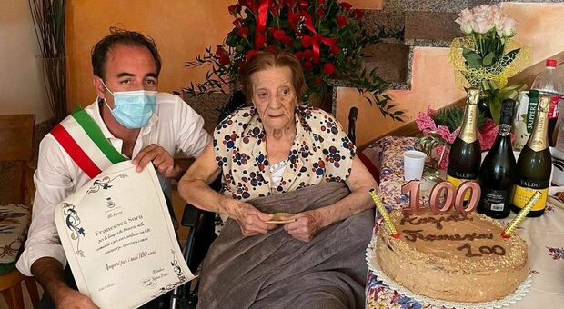 Pollica festeggia un'altra centenaria, è festa per nonna Francesca