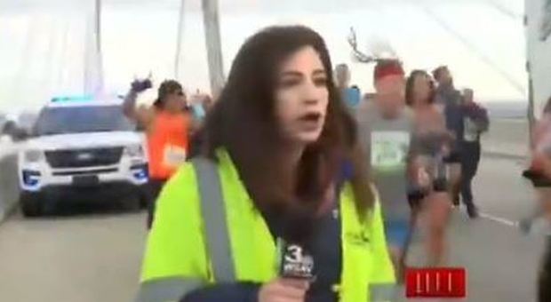Giornalista molestata in diretta tv: un corridore la sculaccia durante la maratona: lei rimane basita