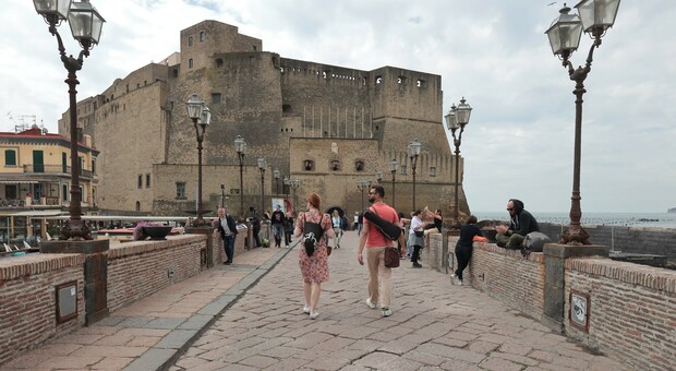 Napoli, niente più registrazione per visitare il Castel dell'Ovo: accesso libero e gratuito