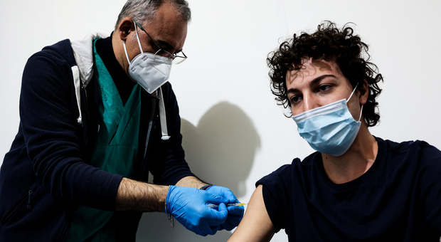 Astrazeneca, a Napoli i docenti disertano il vaccino: presenti solo 339 su 840