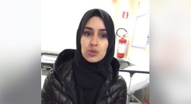 Torino, due giovani musulmane picchiate su un autobus perché indossano il velo: la denuncia su Facebook