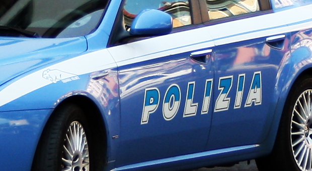Corso Umberto, rapinatore aggredisce una ragazza e tre poliziotti: bloccato