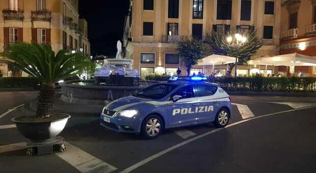 Napoli, rapina in un parcheggio: arrestati due uomini