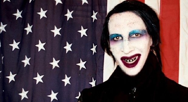 Marilyn Manson depresso, abbandondato da etichetta ed agenti dopo le accuse di abusi sessuali: «Non posso andare in tour, Hollywood non mi vuole»
