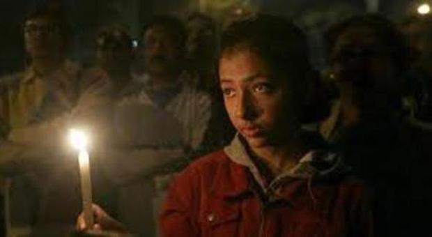 India choc, ragazzina di 15 anni decapitata, bruciata e violentata: arrestato il padre