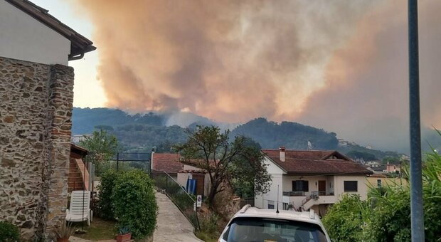 Incendio Massarosa in Toscana, non c'è tregua: oltre 1000 evacuati, bruciati 868 ettari in quattro giorni
