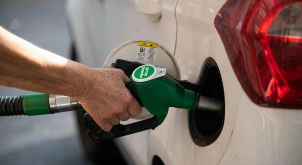 Benzina, sale il prezzo da dicembre: lo sconto sulle accise si riduce