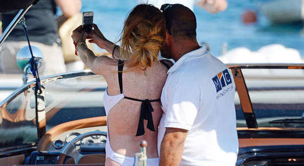 Lindsay Lohan, relax in vacanza a Mykonos: l'attrice hot in total white sull'isola greca
