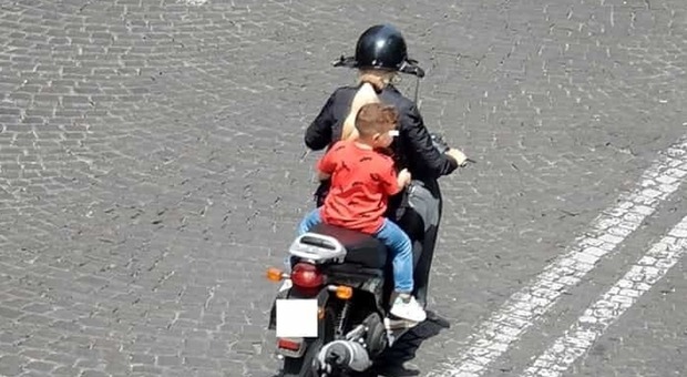 Napoli: bimbo di 3 anni e mezzo morto sullo scooter, indagati il padre che guidava la moto e la donna al volante dell'auto