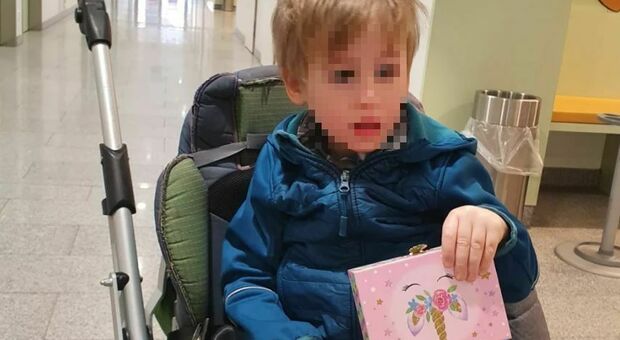 Bambino con disabilità annega nel fiume dopo che il padre viene rapinato, Leon perde la vita in Tirolo a 6 anni