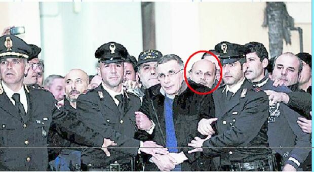 Il poliziotto Oscar Vesevo durante l'arresto di Zagaria
