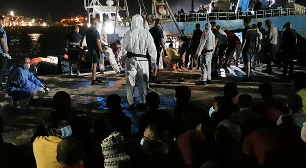 Migranti, sbarchi a raffica a Lampedusa: 360 in poche ore