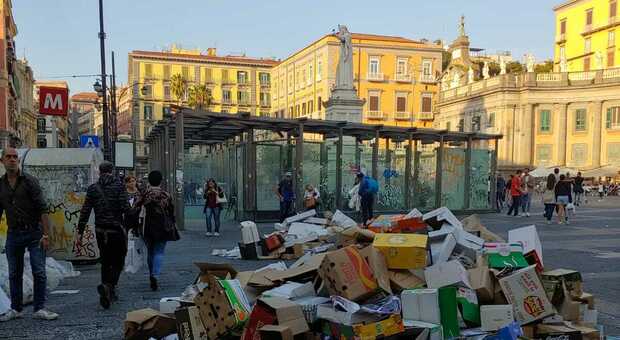 Napoli, montagna di rifiuti al centro di Piazza Dante: «una discarica a cielo aperto»