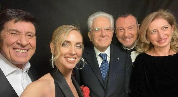 Sanremo 2023, il selfie di Chiara Ferragni con Sergio Mattarella