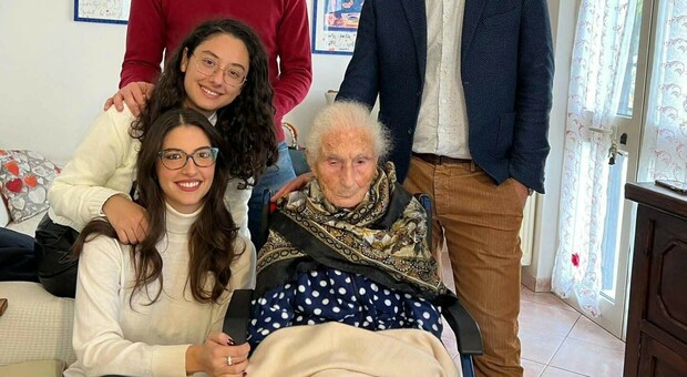 Nonna Ernestina compie 107 anni, fu partigiana e segue ancora la politica in tv
