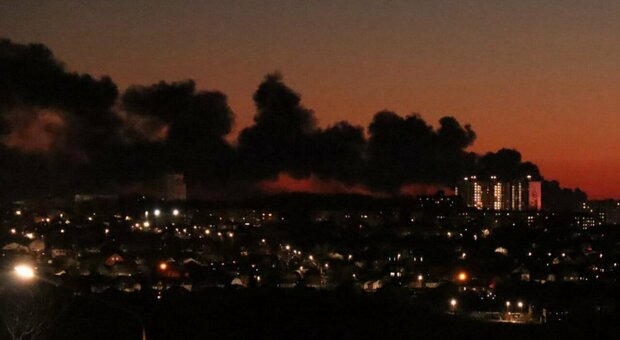 Guerra in Ucraina, nuovo attacco con i droni contro la Russia: colpito l'aeroporto di Kursk