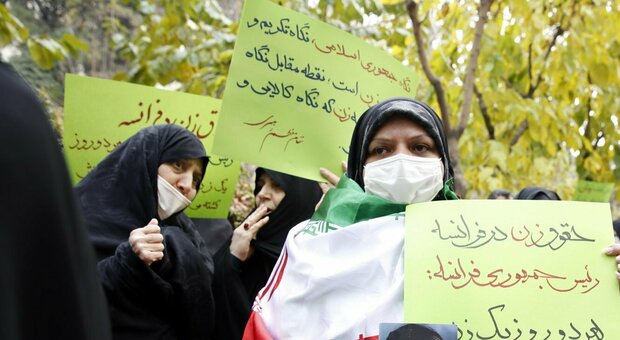 Iran, 14enne violentata e uccisa perché «si era tolta il velo in classe in segno di protesta»