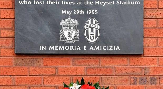 Heysel, il Liverpool: bandiere a mezz'asta e nome delle 39 vittime