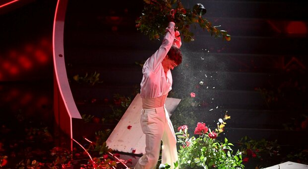 Sanremo, Blanco spacca il palco e si prende i fischi del pubblico: «Fuori». Cosa è successo