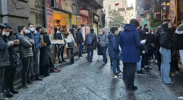 Napoli, il Covid non ferma i turisti a San Gregorio Armeno: caos tra le bancarelle, si mangia in strada