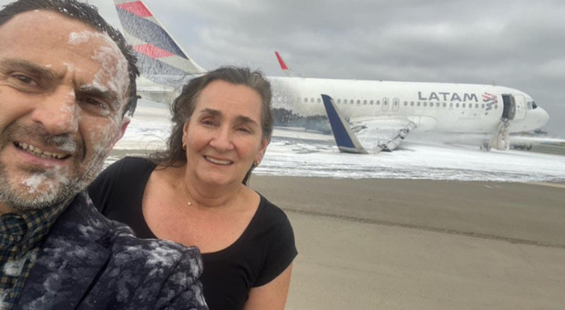 Sopravvive all'incidente aereo e si fa un selfie: «Quando la vita ti da una seconda possibilità». Pioggia di critiche dal web: «Idiota»