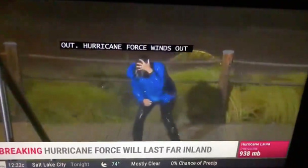 L'uragano Laura ha toccato terra, il video della meteorolga inviata in mezzo alla tempesta