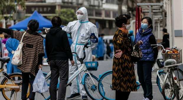 Omicron, a Shanghai arriva la task force per fare il tampone a 26 milioni di abitanti