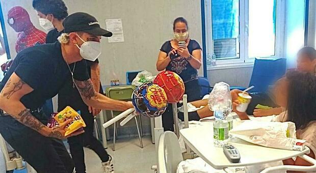 Achille Lauro compie 32 anni e festeggia al San Camillo con i bimbi di chirurgia pediatrica: tra canzoni e caramelle giganti
