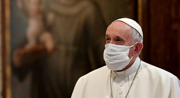 Covid, Papa Francesco e il cambio di strategia: mascherina e distanziamento con la folla