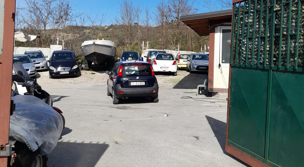 Napoli, Pianura: in un deposito sequestrati auto, autocarri, scooter e motoscafi forse rubati