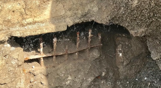 Pompei, dagli scavi in corso affiora la finestra di una casa con la grata