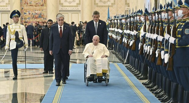 Al summit delle fedi il convitato di pietra è Kirill, il Papa: «Dio è pace e non conduce alla guerra»
