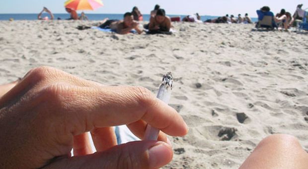 Vietato fumare in spiaggia: da Ladispoli al Veneto, no alle sigarette e multe salatissime