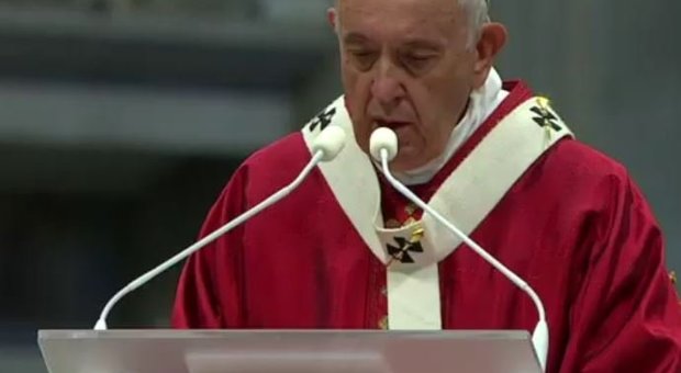 I preti sposati lanciano un sos a Papa Francesco: non farti intimidire da Ratzinger sul celibato