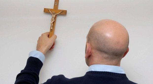 Insegnante gay toglie il crocifisso dall'aula: «La Chiesa ci calpesta»
