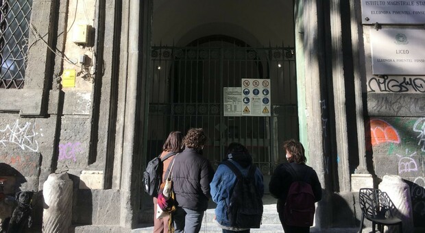 Napoli, sit-in al liceo Fonseca: «Vogliamo una scuola più sicura»
