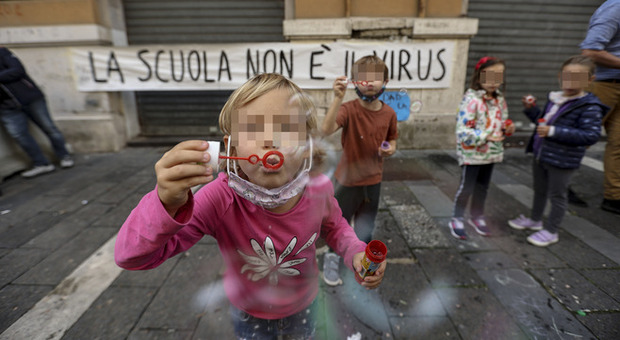 Scuole chiuse in Campania, la protesta di mamme e scuolabus da Fuorigrotta a Santa Lucia