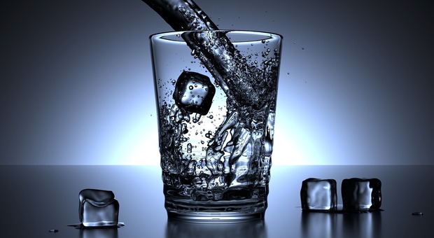 Otto bicchieri d'acqua al giorno «potrebbero essere troppi». La nuova ricerca che spiega quanto bisogna bere davvero
