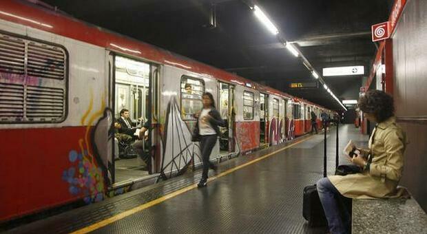 Milano, frenata d'emergenza in metro: sospesa la M1, ambulanze sul posto