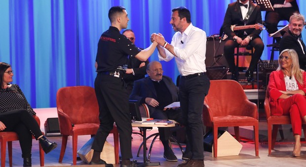 Salvini-Mahmood, stretta di mano al Maurizio Costanzo Show