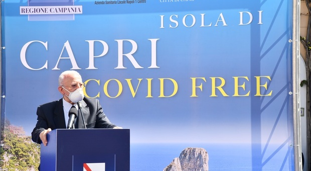 Capri Covid free: De Luca (nel giorno del compleanno) canta «Malafemmena» con Guido Lembo