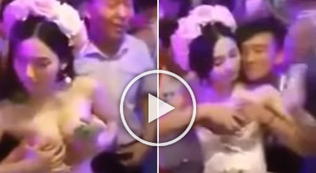 La sposa si fa toccare il seno al matrimonio in cambio di soldi per la luna di miele Video