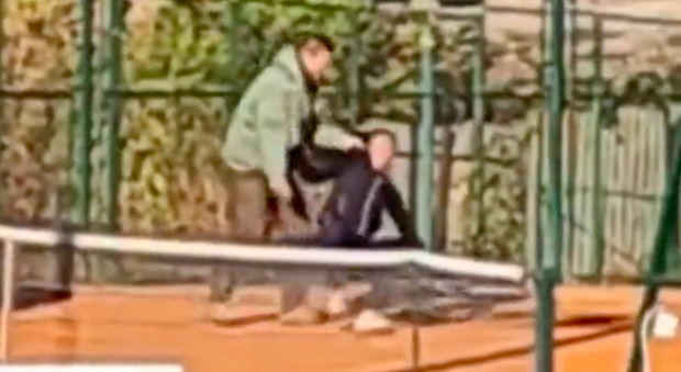 Un uomo prende a calci e pugni la figlia tennista sui campi da gioco: ripreso in un video, è stato arrestato