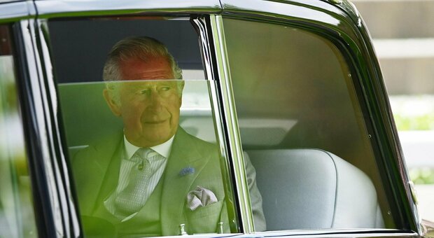 Re Carlo lascia Clarence House e licenzia tutto il personale prima del trasferimento a Buckingham Palace