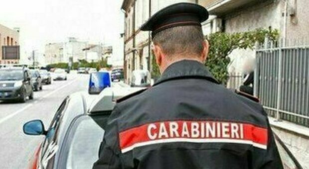 Napoli, minaccia di morte i genitori per i soldi della droga: arrestato 43enne